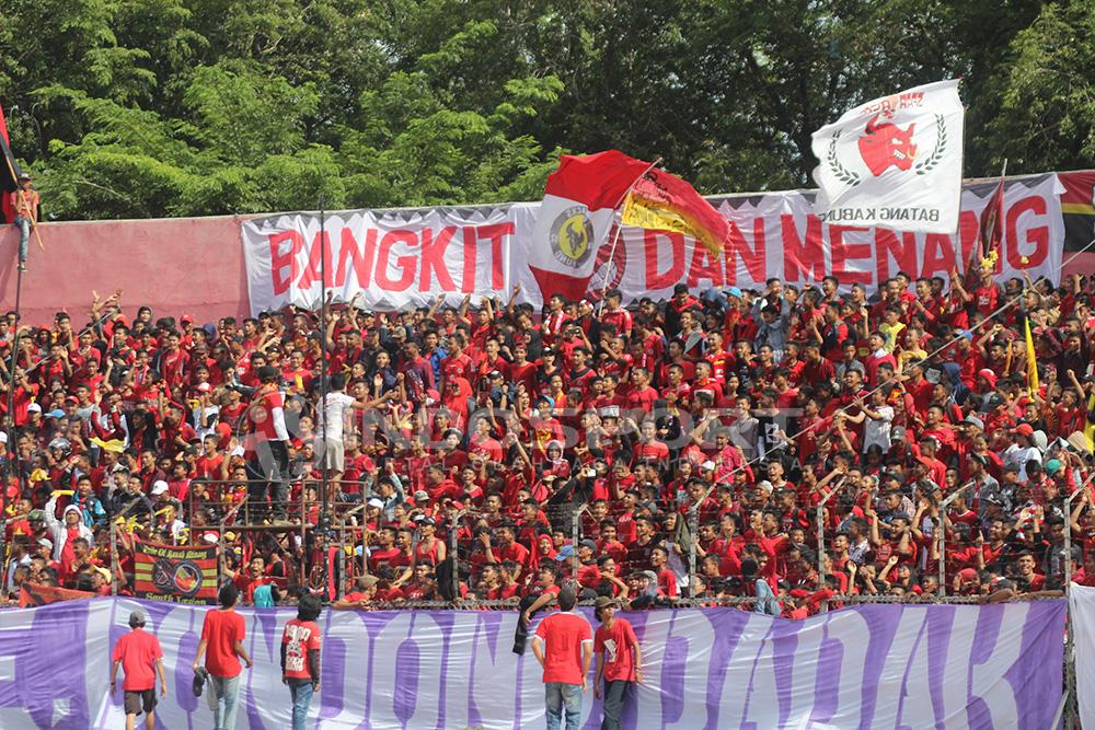 Suporter Semen Padang yang menyesaki setiap sudut Stadion Haji Agus Salim. Copyright: INDOSPORT/Taufik Hidayat