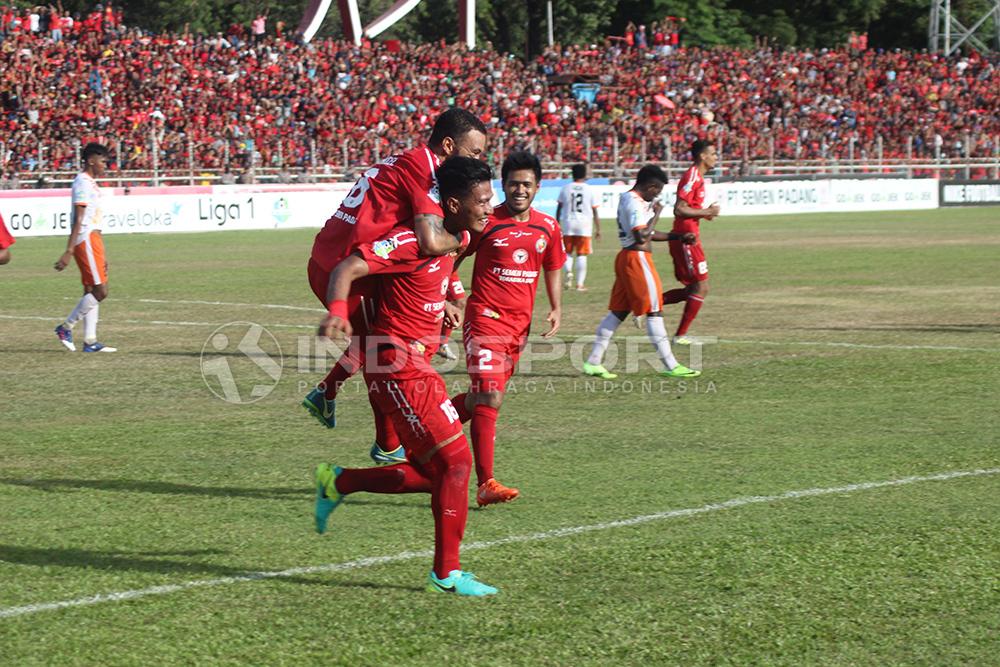 Agung Prasetyo merayakan gol yang ia cetak ke arah pendukung Semen Padang. Copyright: INDOSPORT/Taufik Hidayat