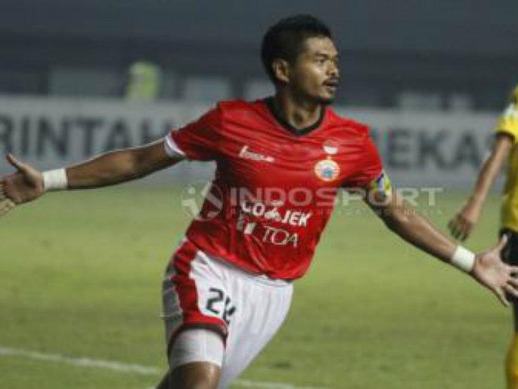 Bepe saat cetak gol lawan Semen Padang Copyright: INDOSPORT/Herry Ibrahim