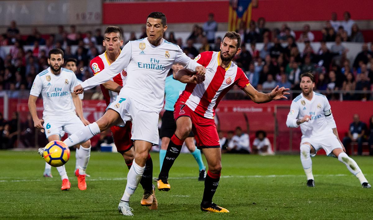 Cristiano Ronaldo mendapat kawalan ketat dari pemain Girona saat mengontrol bola. Copyright: INDOSPORT