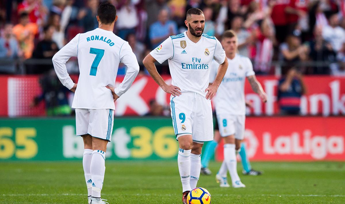 Cristiano Ronaldo dan Karim Benzema akan membagi bola usai gawangnya dibobol pemain Girona. Copyright: INDOSPORT