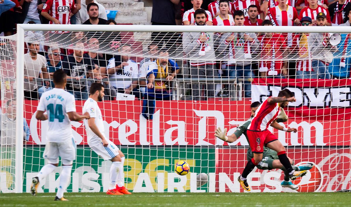 Momen pemain Girona, Portu membobol gawang Real Madrid.