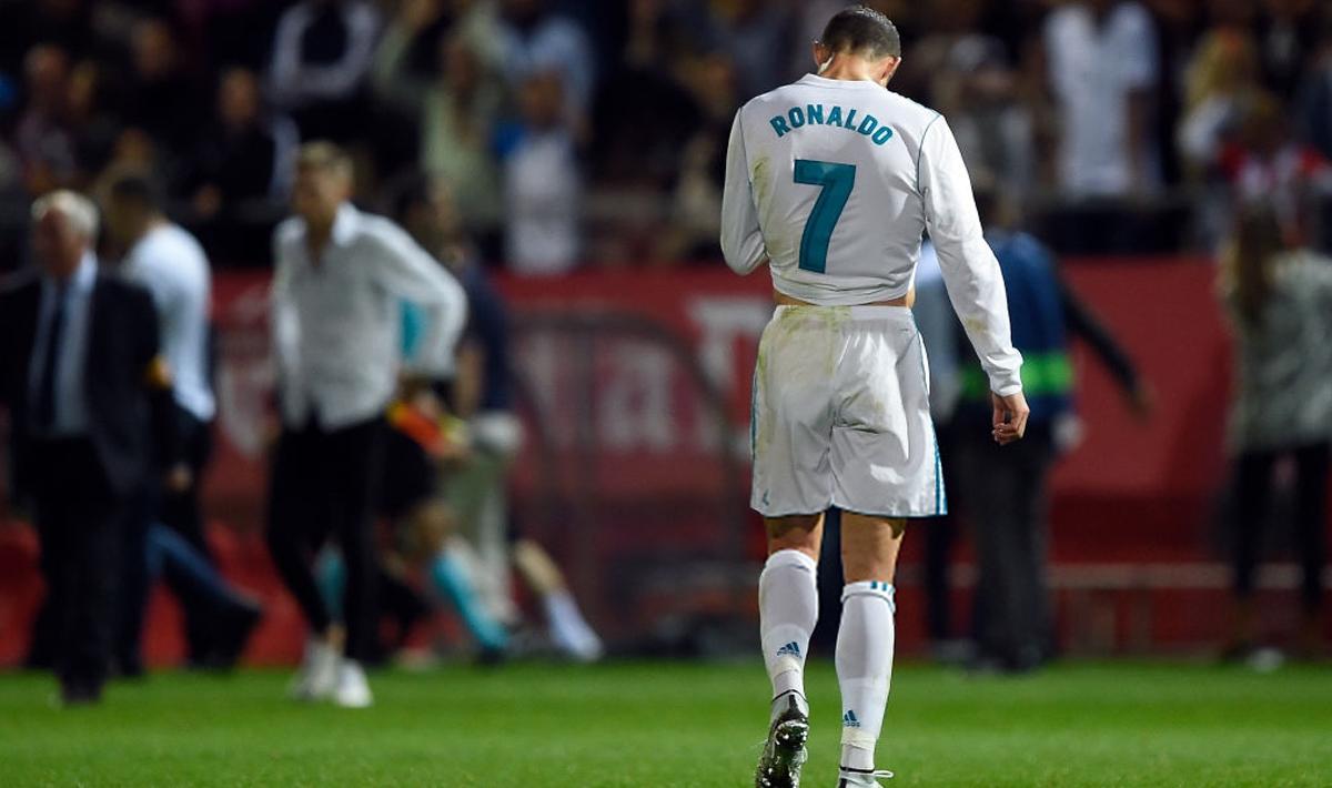 Pemain terbaik dunia, Cristiano Ronaldo tertunduk lesu usai kalah dari Girona dengan skor 2-1. Copyright: INDOSPORT