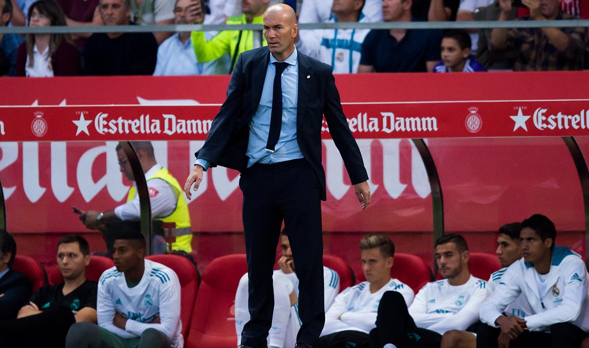 Zinedine Zidane tampak fokus para pemainnya saat melawan Girona.