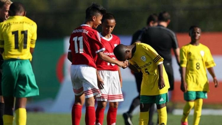 Aksi cium tangan pemain Afrika Selatan ke pemain Indonesia di Danone Nations Cup 2017 - INDOSPORT