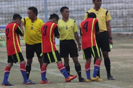 Usai berlaga di Liga Santri Nusantara, santri Subulussalam mencium tangan wasit. Copyright: Alabaspos.com