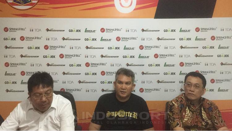 Gede Widiade, Tauhid Indrasjarief, dan Arief Perdana Kusuma dalam konferensi pers terkait Persija vs Persib di Solo. Copyright: Muhammad Adiyaksa/INDOSPORT