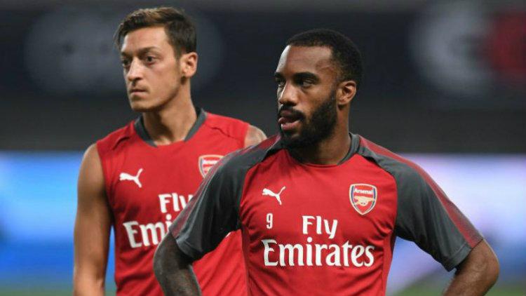 Alexandre Lacazette dan Mesut Ozil saat latihan. Copyright: Metro