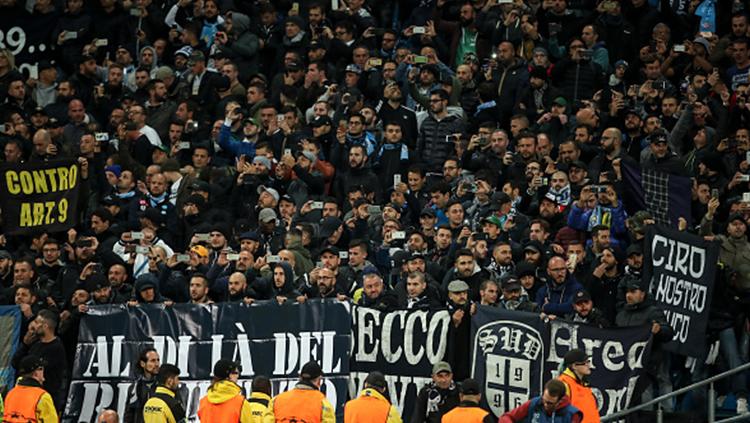 Fans Napoli turut hadir di stadion saat bersua dengan Manchester City pada penyisihan grup Liga Champions (18/10/17). Copyright: INDOSPORT