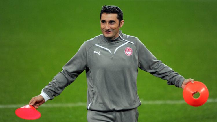 Ernesto Valverde saat masih menjadi pelatih Olympiakos Piraeus. Copyright: INDOSPORT