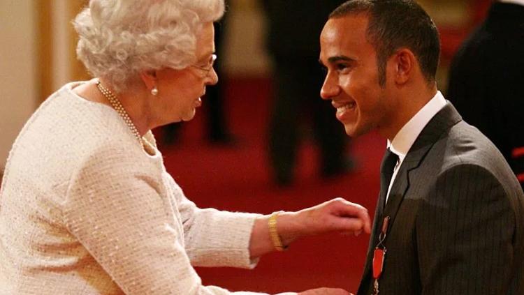 Lewis Hamilton saat berkunjung ke istana Ratu Elizabeth. Copyright: thesun.co.uk