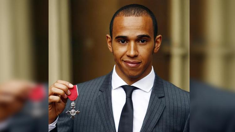 Lewis Hamilton mendapat penghargaan dari Ratu Elizabeth.