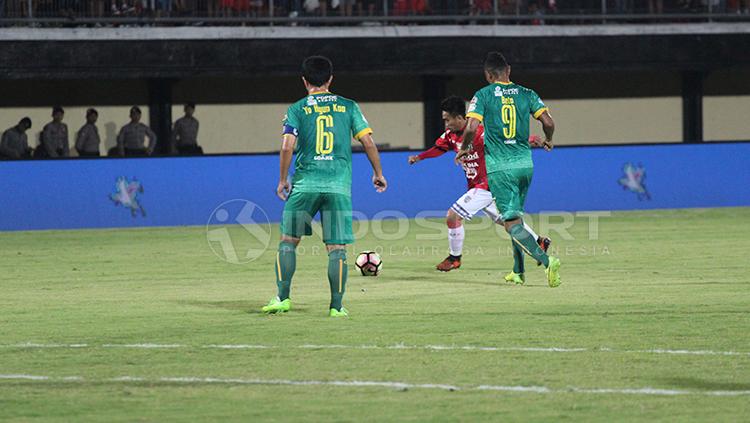 Pemain Bali United tengah mengeksekusi bola ke arah gawang Sriwijaya FC. Copyright: Rudi Merta/INDOSPORT