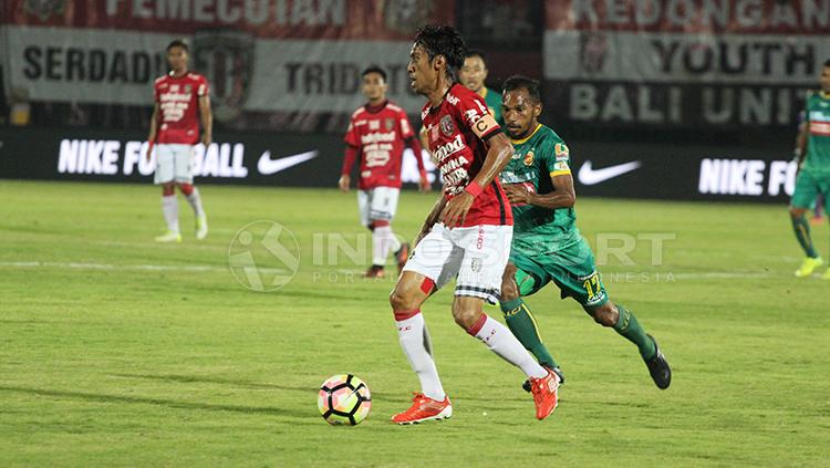 Pemain Bali United mendapat kawalan dari pemain Sriwijaya FC. Copyright: Rudi Merta/INDOSPORT