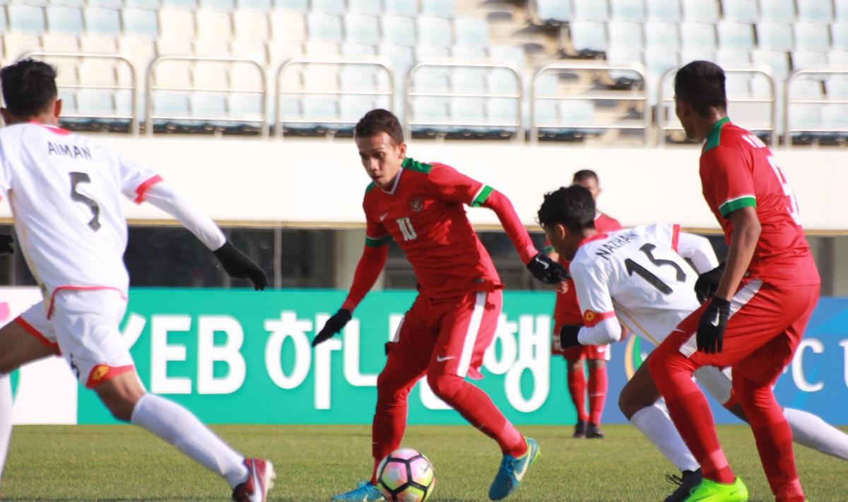 Egy Maulana Vikri menggocek pemain Brunei.