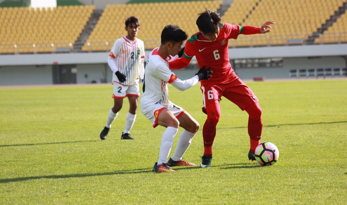 Muhammad Iqbal (kanan) tengah berebut bola dengan pemain Brunei.