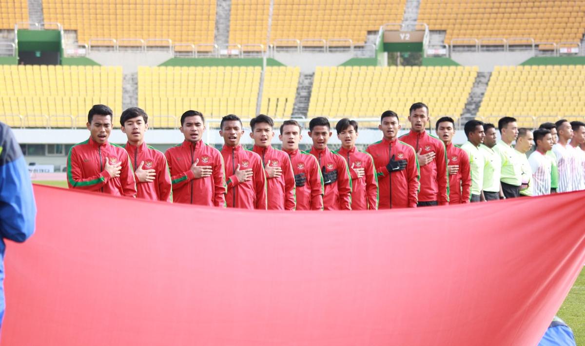 Skuat Timnas Indonesia U-19 saat menyanyikan lagu Indonesia raya sebelum pertandingan dimulai.