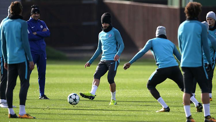 Cesc Fabregas (tengah) saat latihan bersama Chelsea. Copyright: INDOSPORT