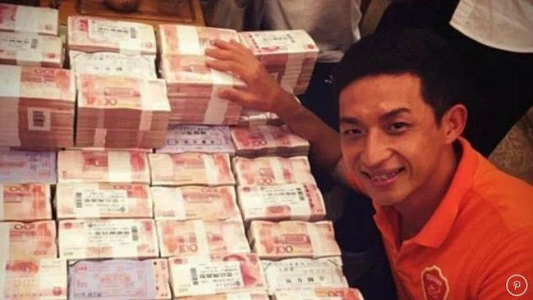 Pemilik Meixian Techand Foto Di Atas Tumpukkan Uang. Copyright: The Sun