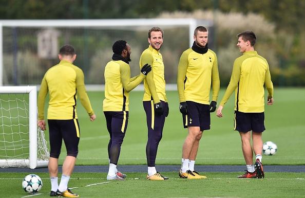 Harry Kane (tengah) saat sedang latihan bersama Tottenham Hotspur jelang lawan Real Madrid. Copyright: INDOSPORT