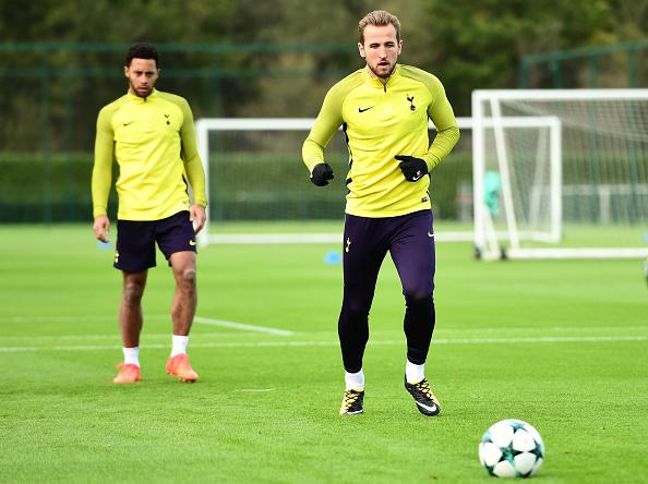 Harry Kane (kanan) kembali berlatih usai absen akibat cedera hamstring. Copyright: INDOSPORT