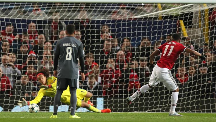 Tendangan penalti Anthony Martial sanggup ditepis Mile Svilar. Copyright: INDOSPORT