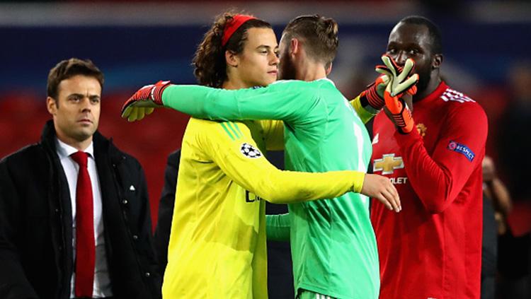 Mile Svilar dan David De Gea usai laga. Copyright: INDOSPORT