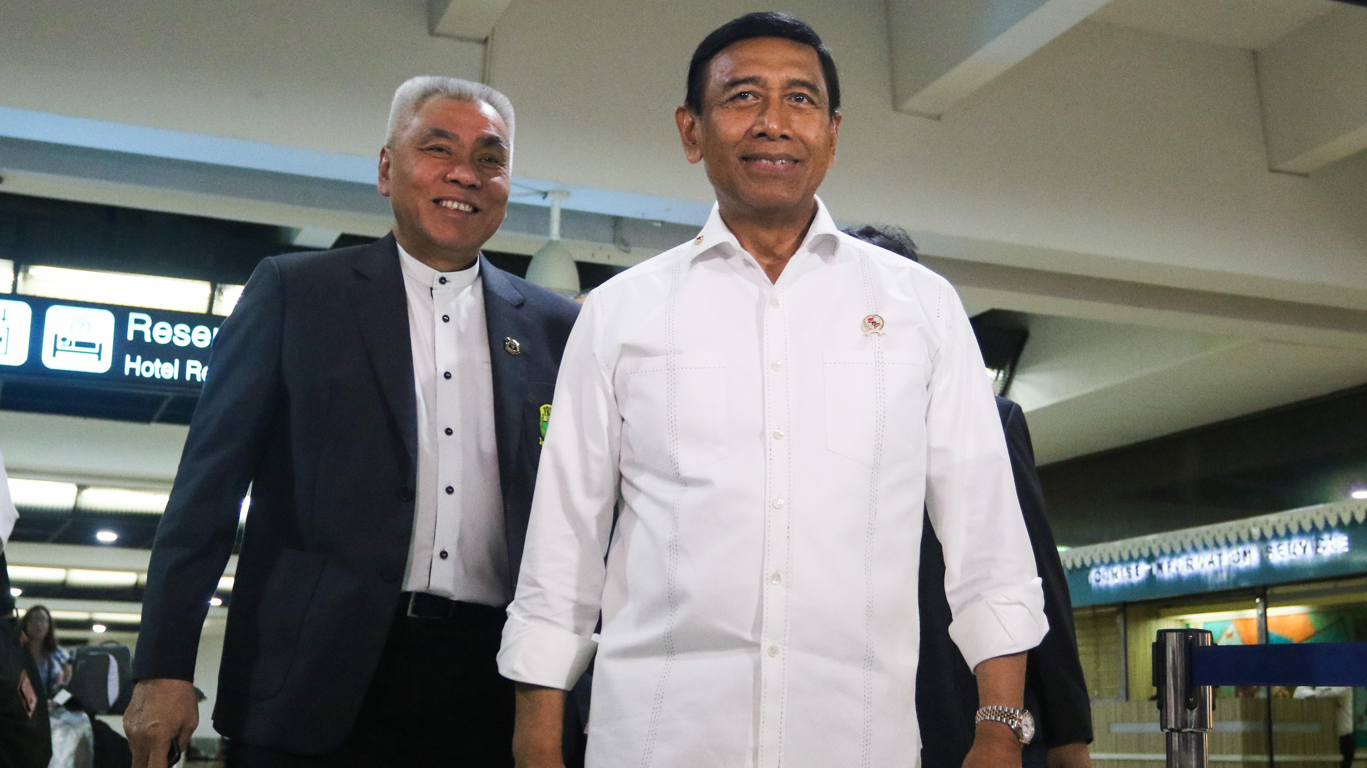 Alex Tirta (kiri) selaku ketua harian PBSI bersama dengan Wiranto, ketua umum PBSI.