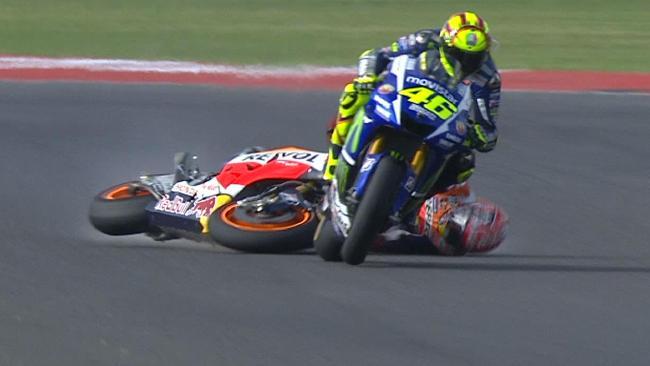 Marc Marquez jatuh usai ditendang Rossi. Copyright: Internet