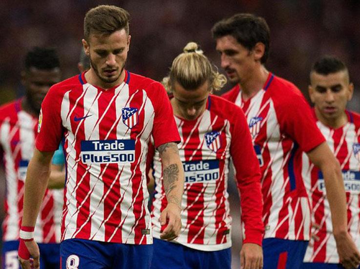 Skuat Atletico Madrid tertunduk lesu. Copyright: Getty Images