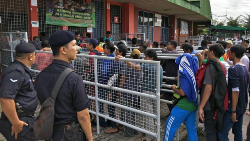 Kericuhan terjadi saat penjualan tiket final Piala Malaysia. Copyright: berita harian