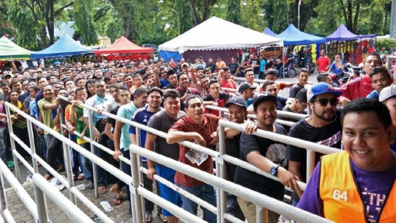 Kericuhan terjadi saat penjualan tiket final Piala Malaysia.