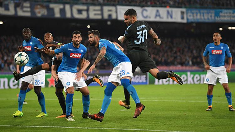 Duel pemain Napoli vs Man City. Copyright: INDOSPORT