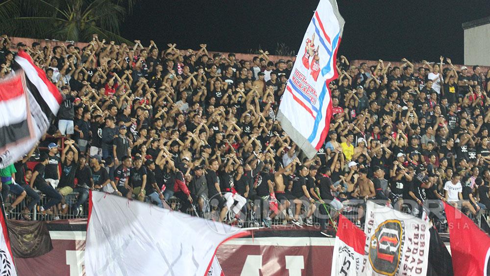 Suporter Bali United Copyright: Rudi Khaizan/Indosport.com