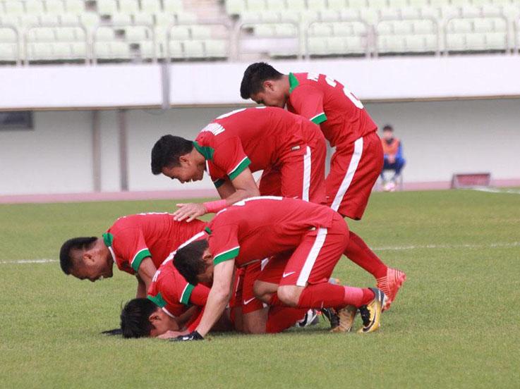 Skuat Timnas U-19 sujud syukur. Copyright: PSSI