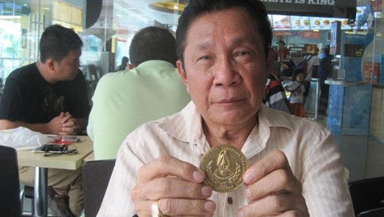 Bob Hippy dengan medali piala asia junior 1961. Copyright: goal