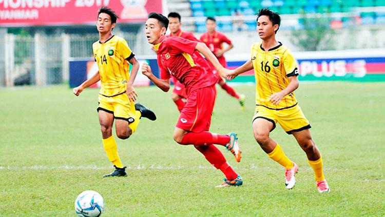 Gelandang Brunei darussalam, Abdul Hariz bin Herman (kanan)
