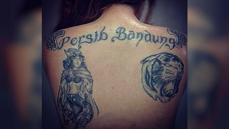 Bobotoh cantik Angel Rose, tato tubuhnya demi dukung Persib Copyright: Instagram