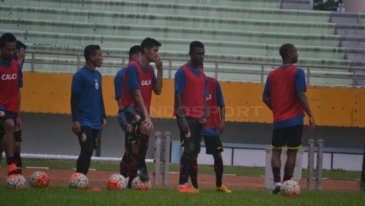 Yanto Basna dalam sesi latihan Sriwijaya FC. - INDOSPORT