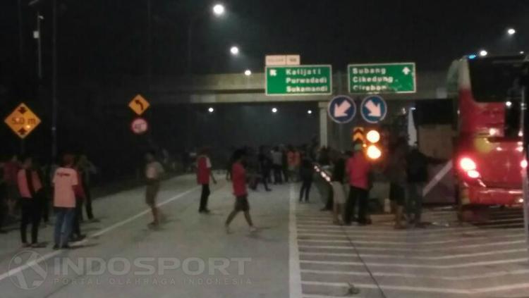 Bus rombongan Jakmania yang ditimpuki di perjalanan. Copyright: Ghozi El Fitra/INDOSPORT