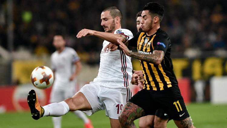 Leonardo Bonucci berupaya melewati pemain AEK Athens.