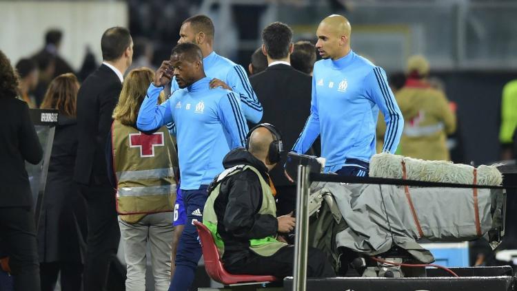 Patrice Evra langsung diusir dari lapangan bahkan sebelum laga mulai. Copyright: Twitter/Sport360