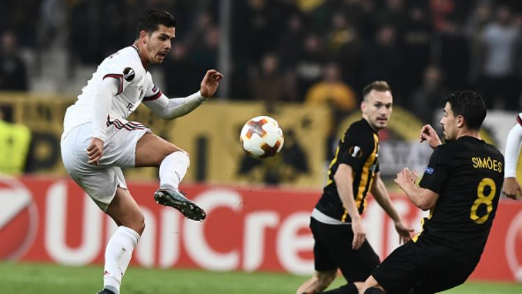 Andre Silva berduel dengan para pemain AEK Athens. Copyright: INDOSPORT