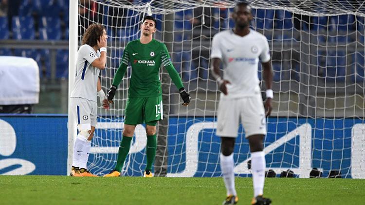 Ekspresi kecewa para pemain bertahan Chelsea usai kebobolan dari AS Roma pada tengah pekan kemarin. Copyright: INDOSPORT