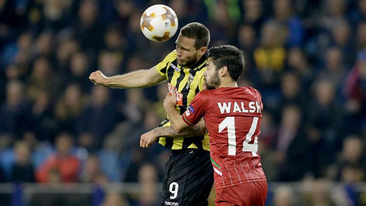 Sandy Walsh berjibaku dengan pemain Vitesse, Tim Matavz. Copyright: INDOSPORT