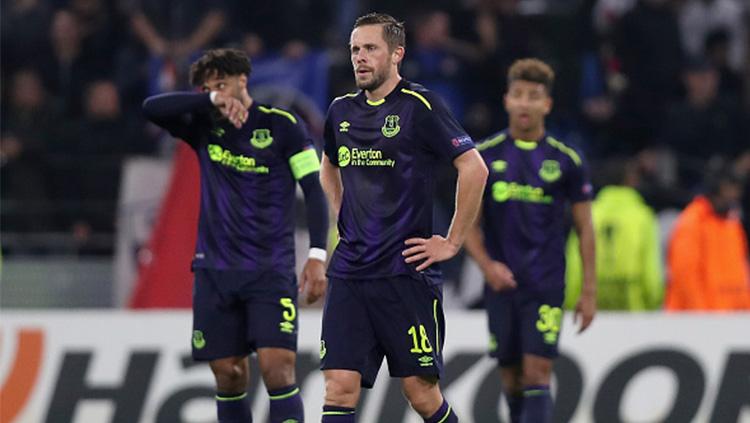 Pemain Everton merasa sedih usai kalah dari Olympique Lyon. Copyright: INDOSPORT