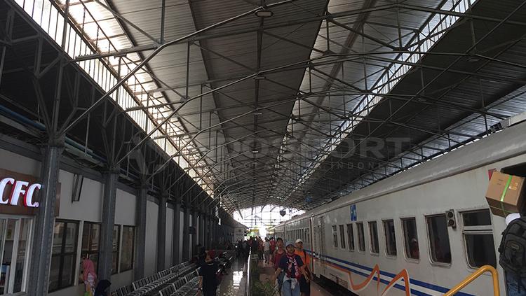 Jakmania Transit di Semarang. Copyright: Muhammad Adiyaksa/INDOSPORT