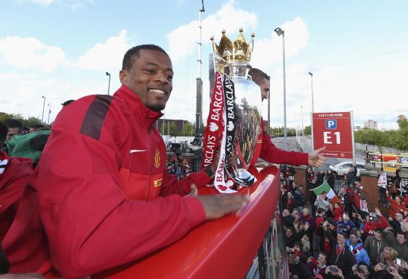 Patrice Evra dan trofi Liga Primer Inggris. Copyright: INDOSPORT