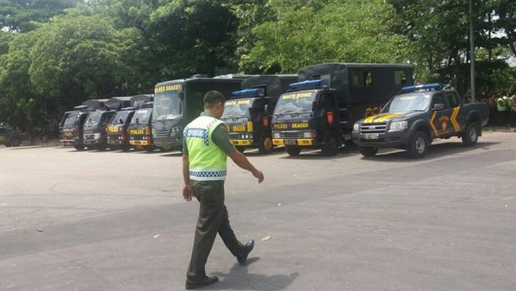 Polisi melakukan pengawasan di luar Stadion Manahan jelang laga Persija Jakarta vs Persib Bandung. Copyright: Tribunnews.com