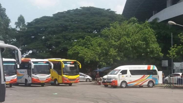 Mobil yang digunakan pendukung Persija Jakarta terparkir di luar Stadion Manahan. Copyright: Tribunnews.com